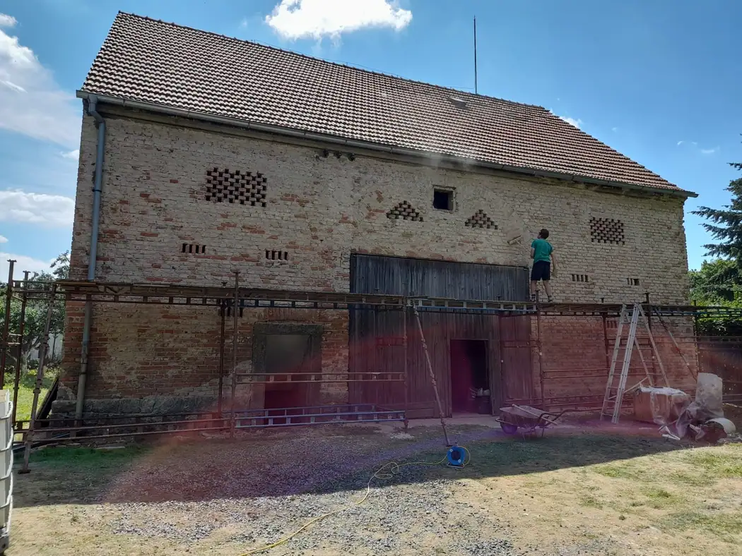 Rekonstrukce stodoly z 19. století na truhlářskou dílnu — fotografie 2 z 97