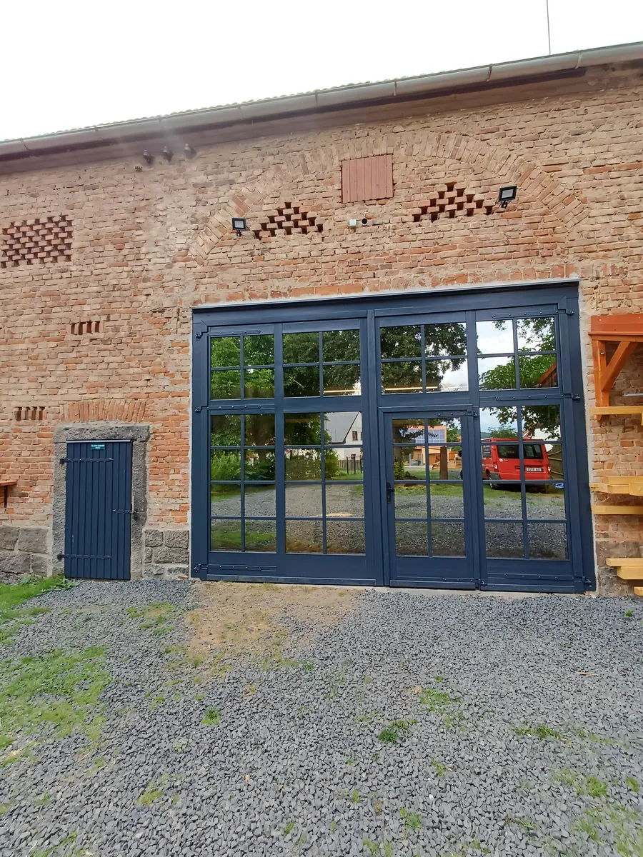 Prosklené čelo dílny Truhlářství Stodola po rekonstrukci