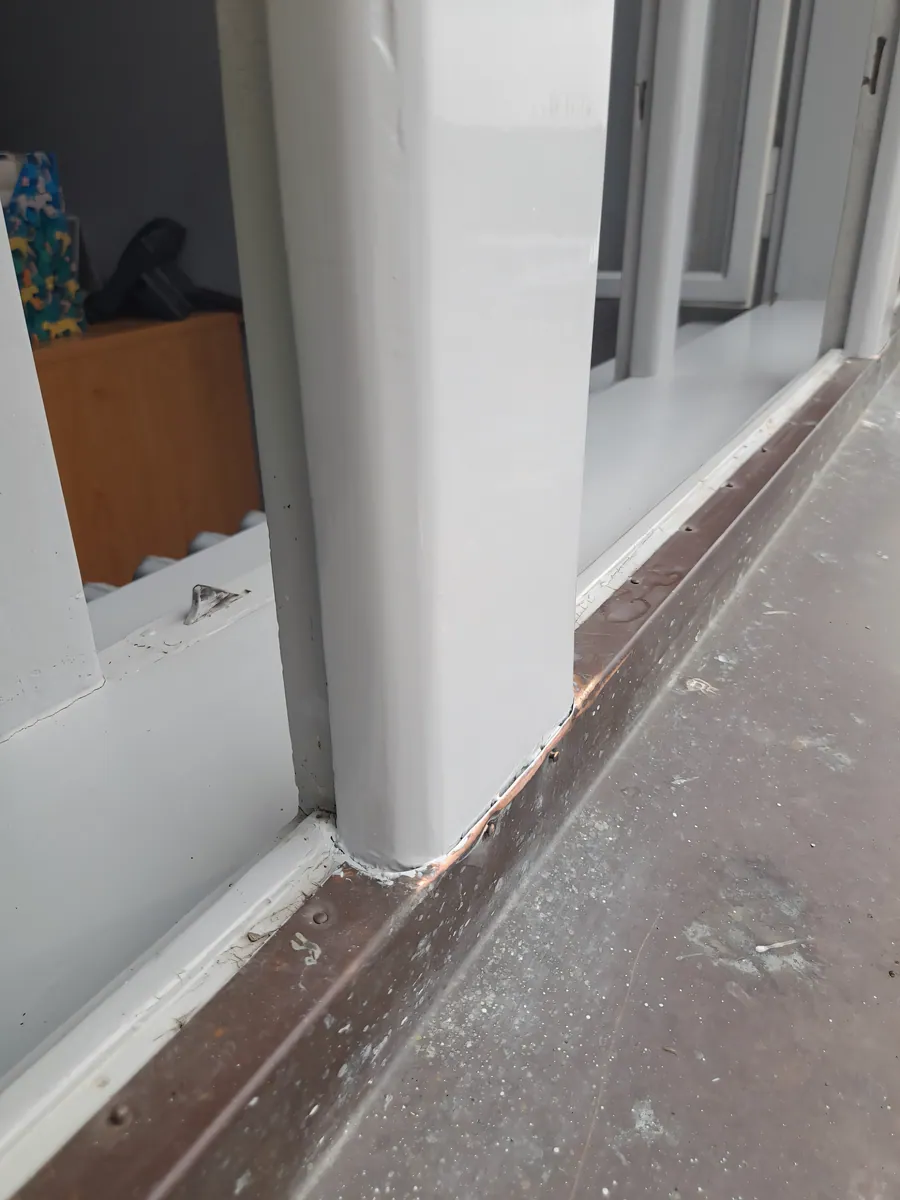 Po renovaci — opravený sloupek špalety