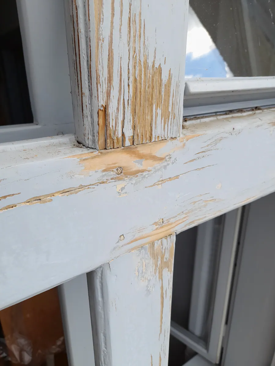 Před renovací — odloupaný nátěr rámu