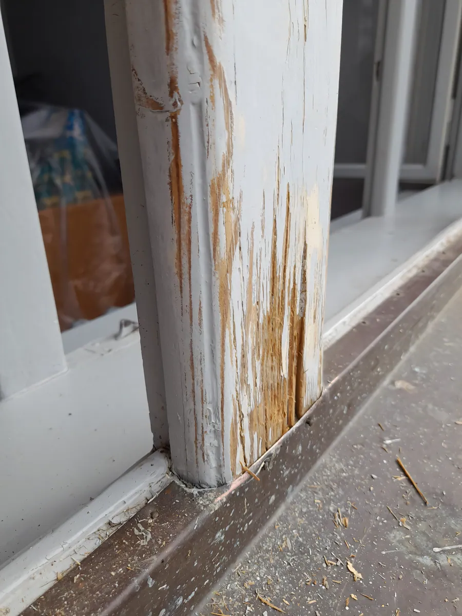 Před renovací — poškozený sloupek špalety