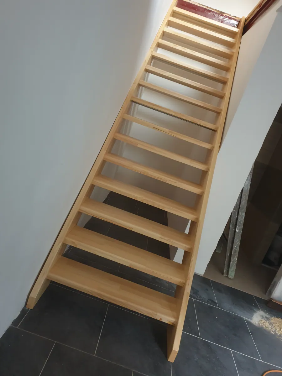 Regál na víno ve sklepě